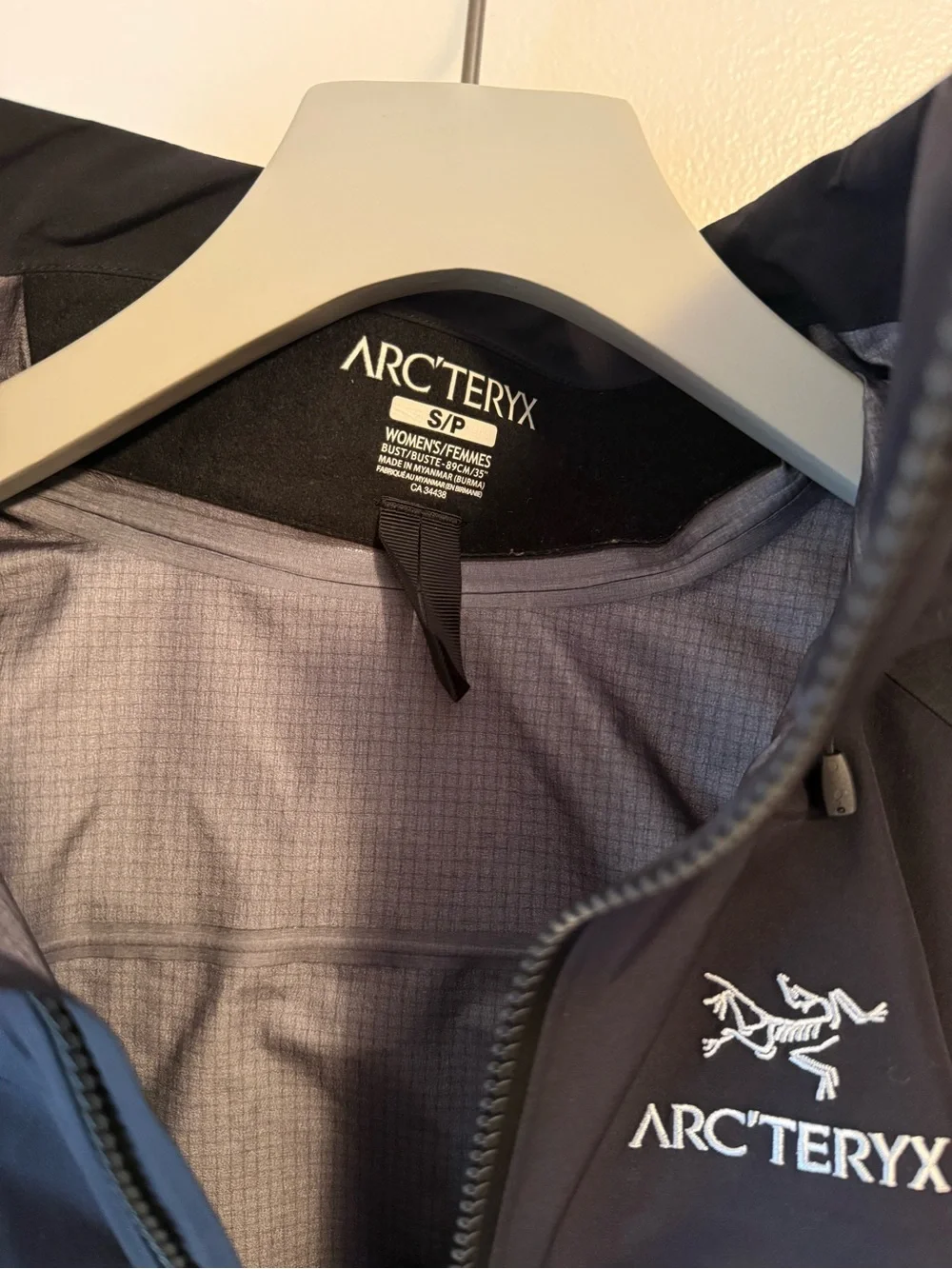 Arc'teryx Women’s Beta AR GORETEX PRO Size Small with Drop Hood Waterproof - Picture 3 of 7